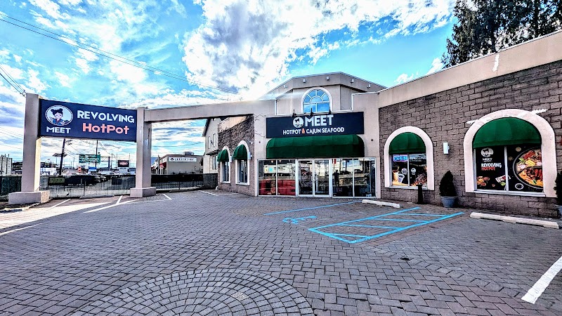 Meet Revolving Hotpot & Cajun Seafood