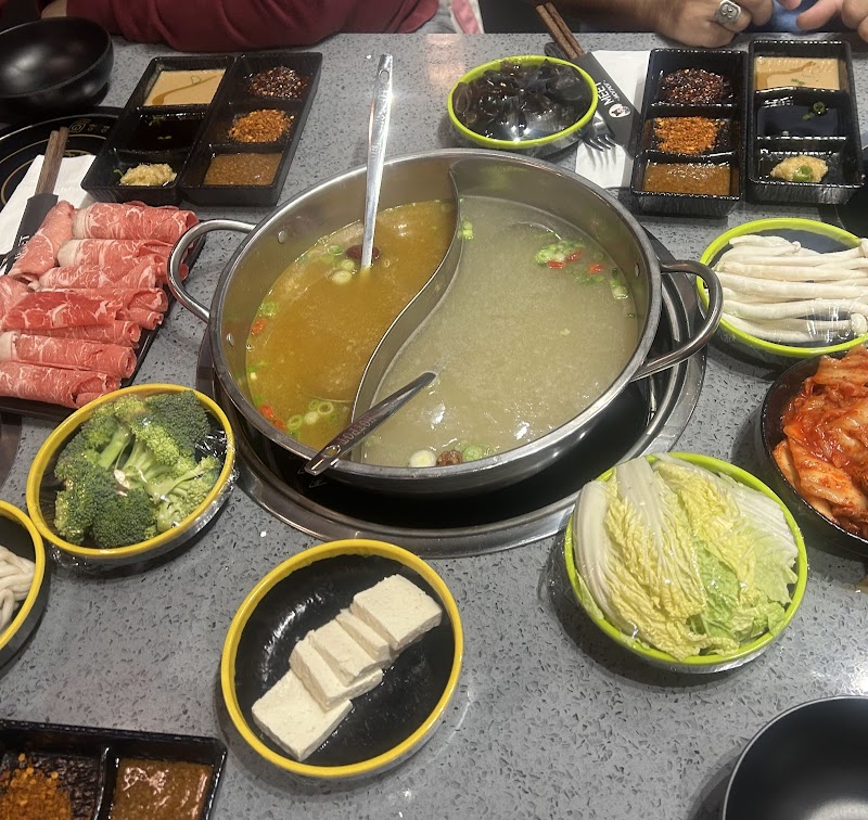 Meet Revolving Hotpot & Cajun Seafood - photo 4